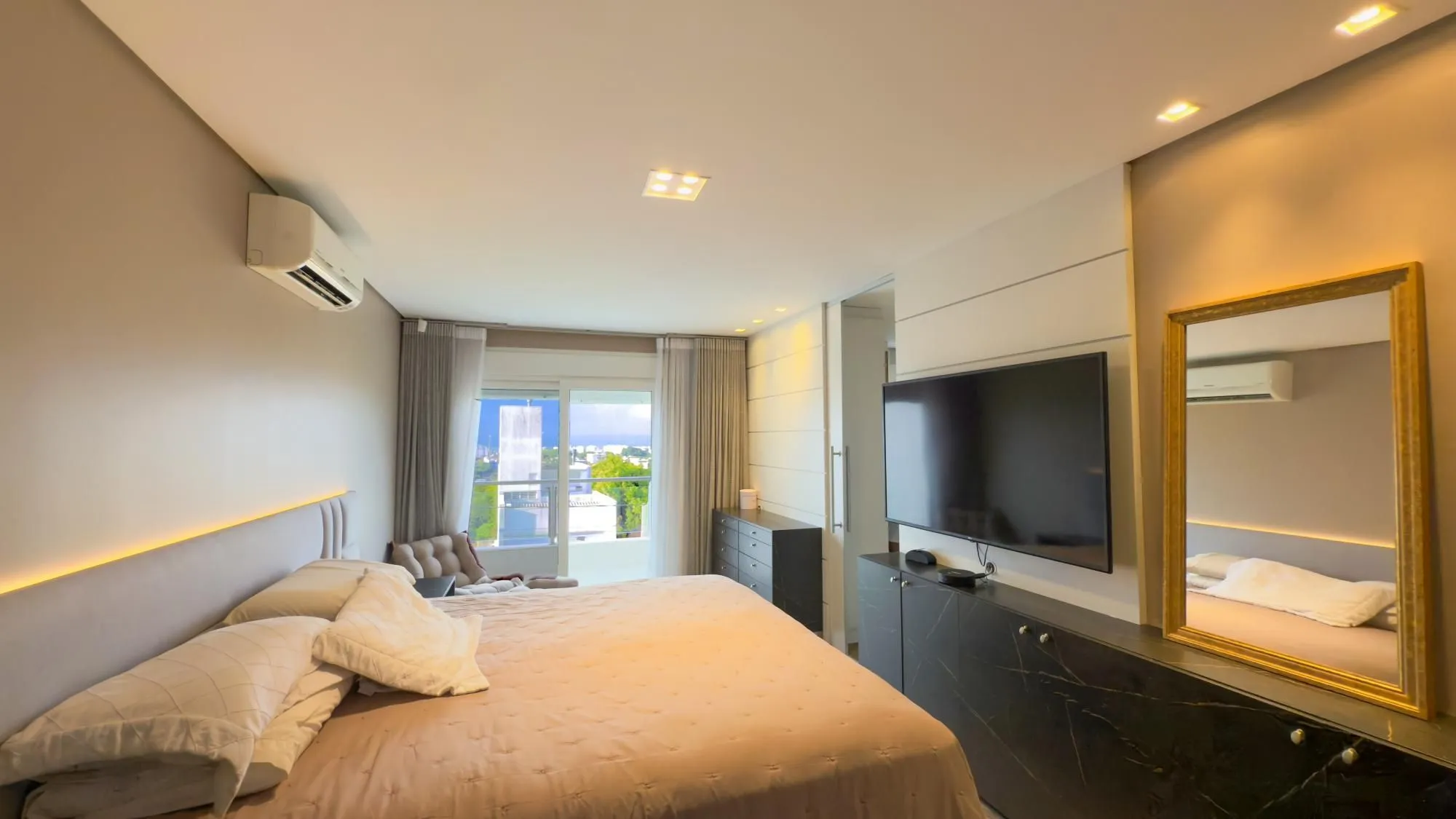 Imagem Casa para Comprar com 4 suítes, 386 m² - Chácara das Pedras - Porto Alegre