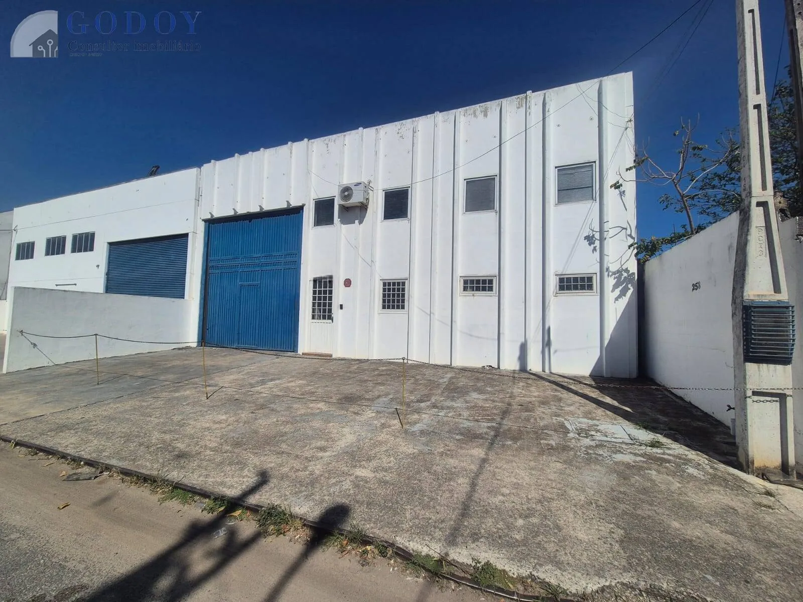 Imagem Locação de Galpão Comercial/Industrial - Estrutura Completa em Pindamonhang