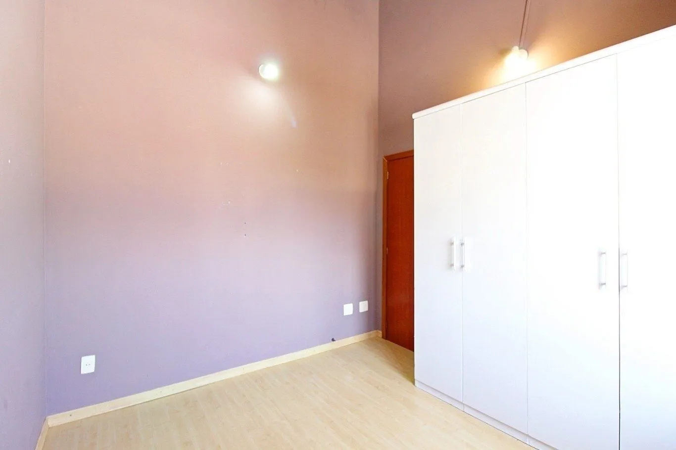 Imagem Casa de 3 dormitórios a venda no bairro Guarujá, Porto Alegre