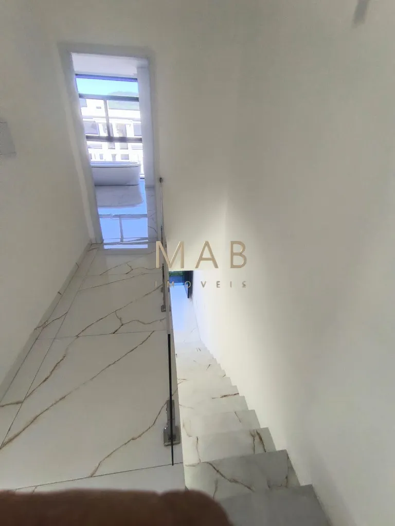 Imagem Imperdível casa à venda em Florianópolis-SC, 3 suítes sendo uma master, sala estar, Lavabo, vagas de garagem, 140,00m² - Ingleses do Rio Vermelho!