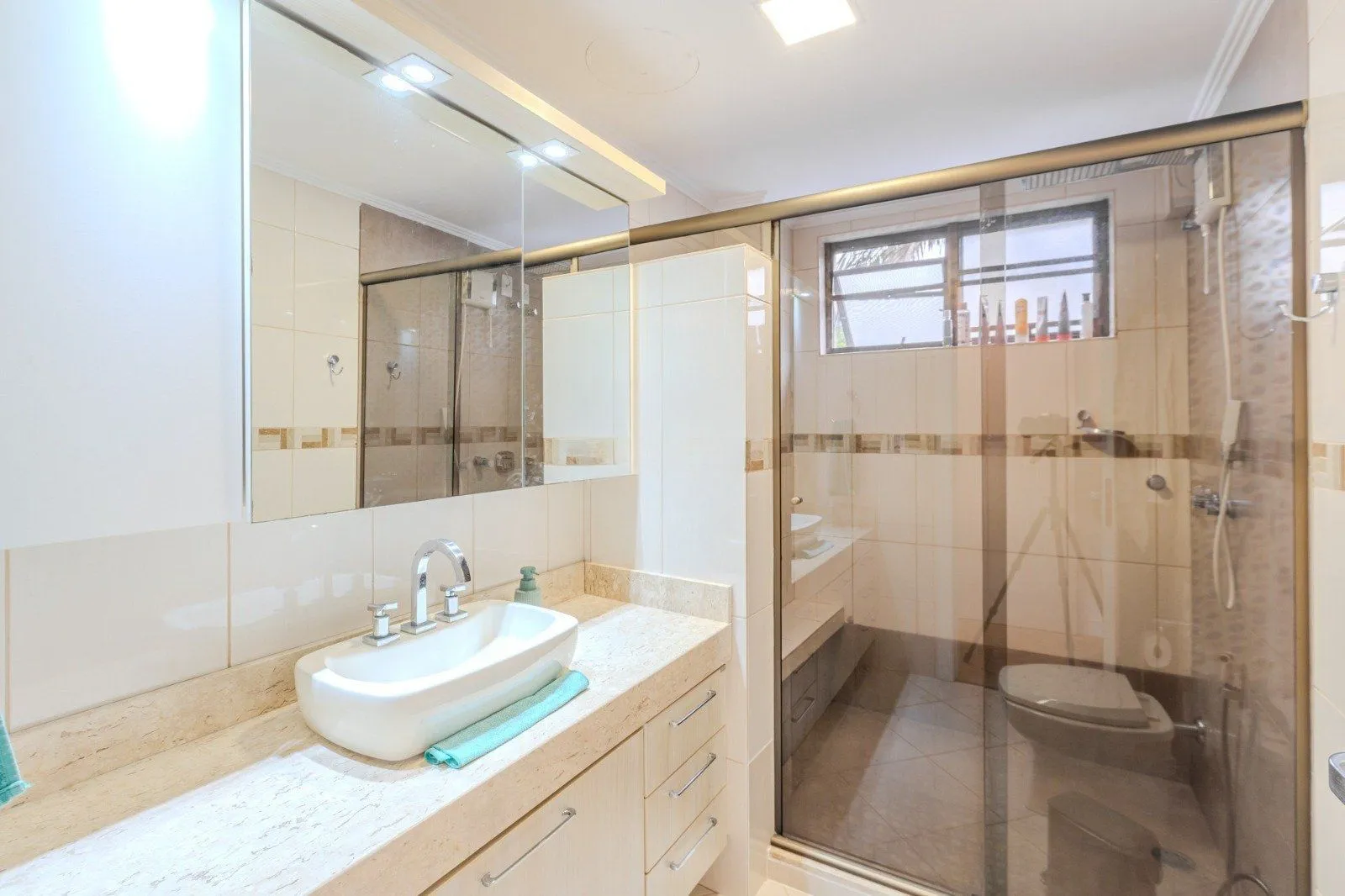 Imagem Apartamento de 3 dormitórios á venda no Bairro Cristal, Porto Alegre