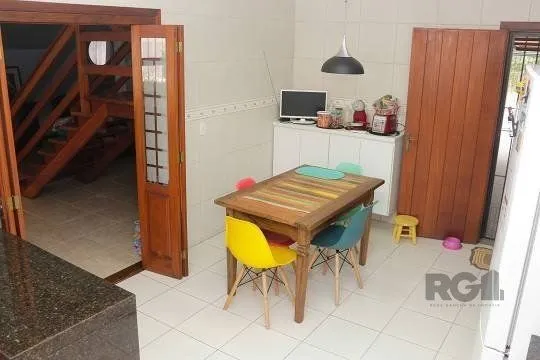 Imagem Excelente casa de 287m² com 3 dormitórios e 4 vagas.