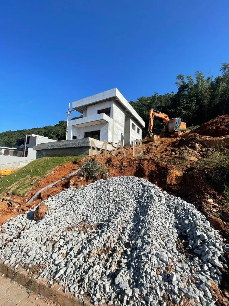 Imagem Espetacular casa à venda em Florianópolis-SC, no bairro Ingleses! 3 quartos sendo 2 suítes, 3 salas, 4 banheiros, 3 vagas de garagem, 326,00m².