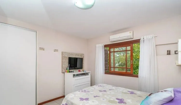 Imagem Casa com 3 dormitórios, no bairro Ipanema, zona sul de Porto Alegre, RS.