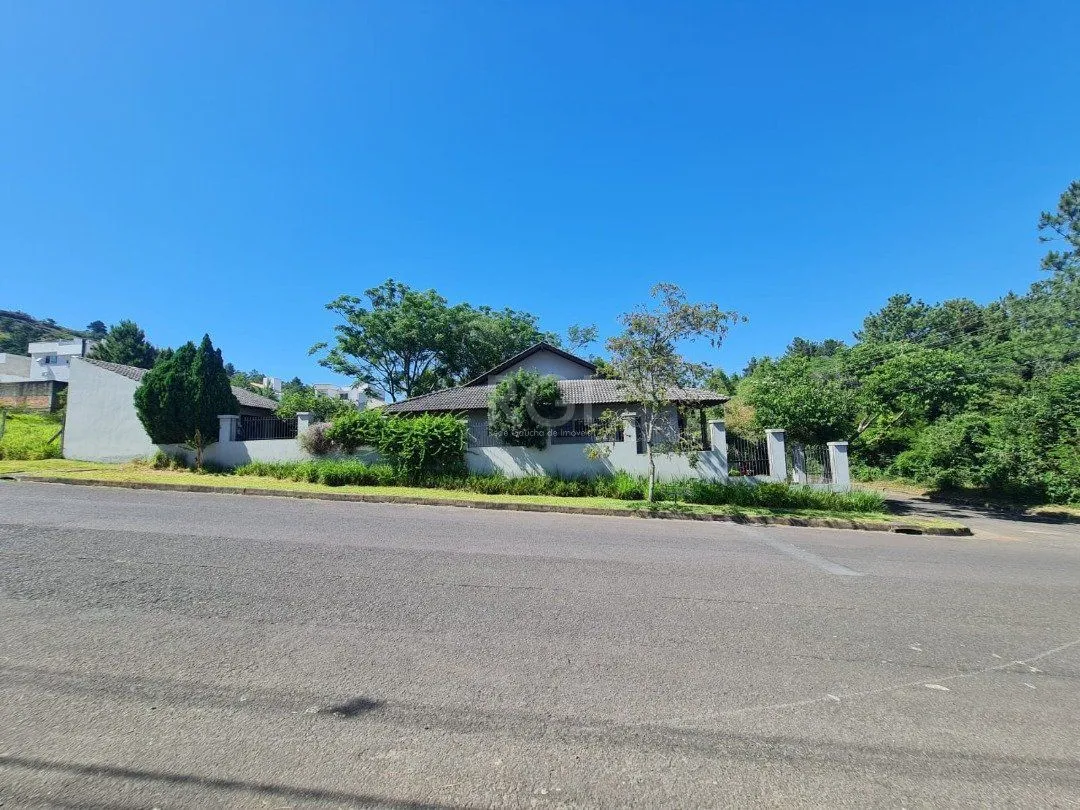 Imagem Casa em lindo terreno alto ao nível da rua medindo 10 × 32 onde consta uma residência térrea com 136m2 de área privativa,
