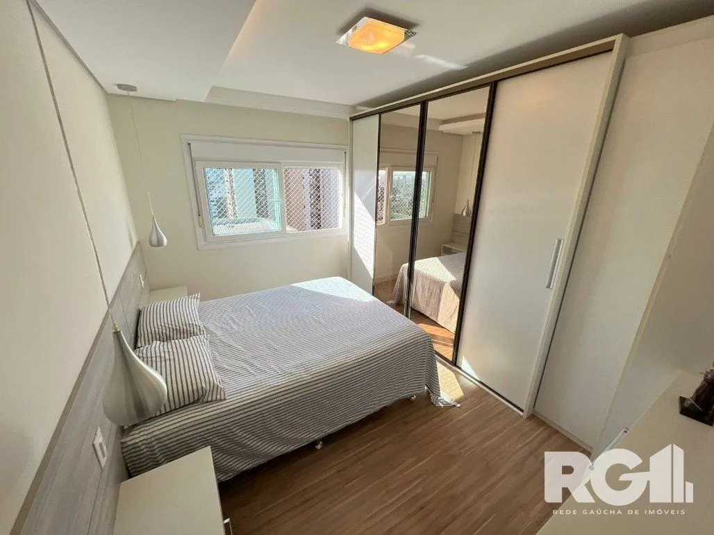 Imagem Espetacular apartamento para VENDA mobiliado, 3 dormitórios, 2 vagas cobertas, infra completa no coração do Bairro Petrópolis.