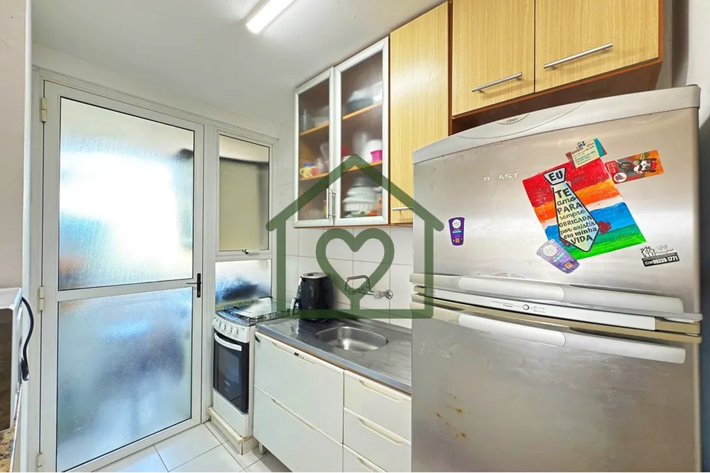 Imagem Apartamento no condomínio Plaza Cristal, em rua tranquila e segura. Tem 2 dormitórios, living para...