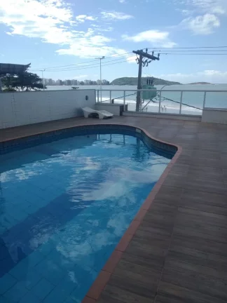 Imagem De frente para o mar da Praia do Morro 3 quartos sendo uma suíte +DCE duas vagas de garagem. Prédio com área de lazer