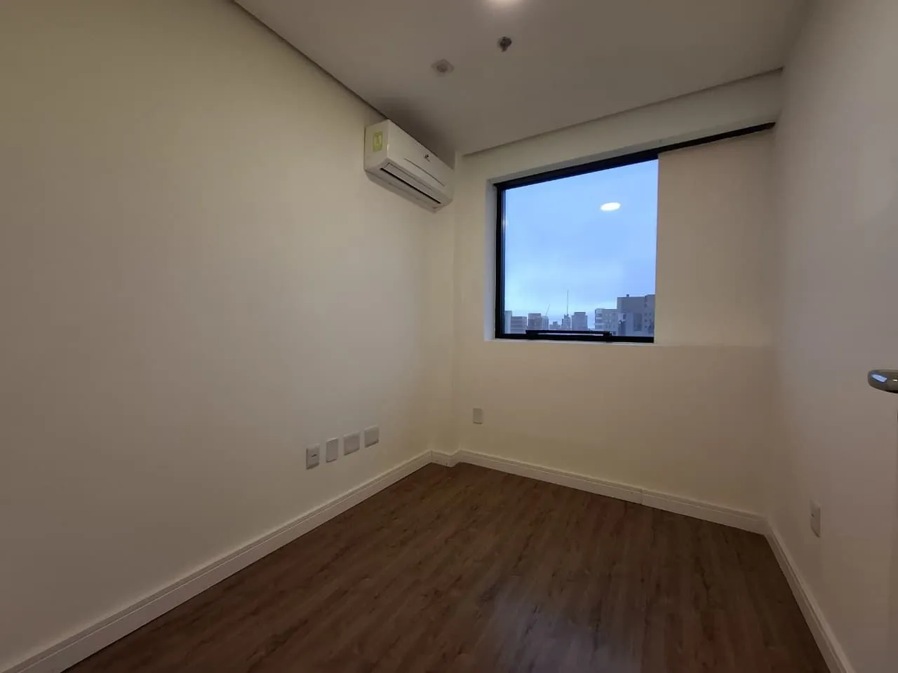 Imagem Sala comercial à venda em Porto Alegre, Auxiliadora, 35.56m2
