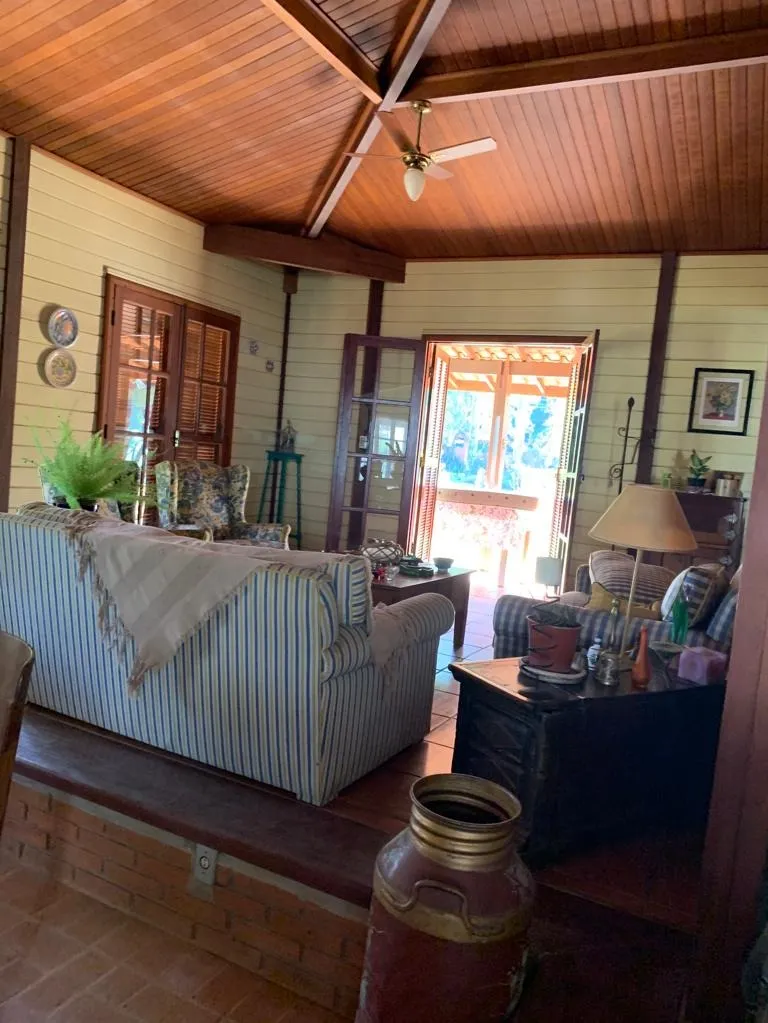 Imagem Venha se encantar com esta belíssima Casa de Campo localizada em um Condomínio Fechado!