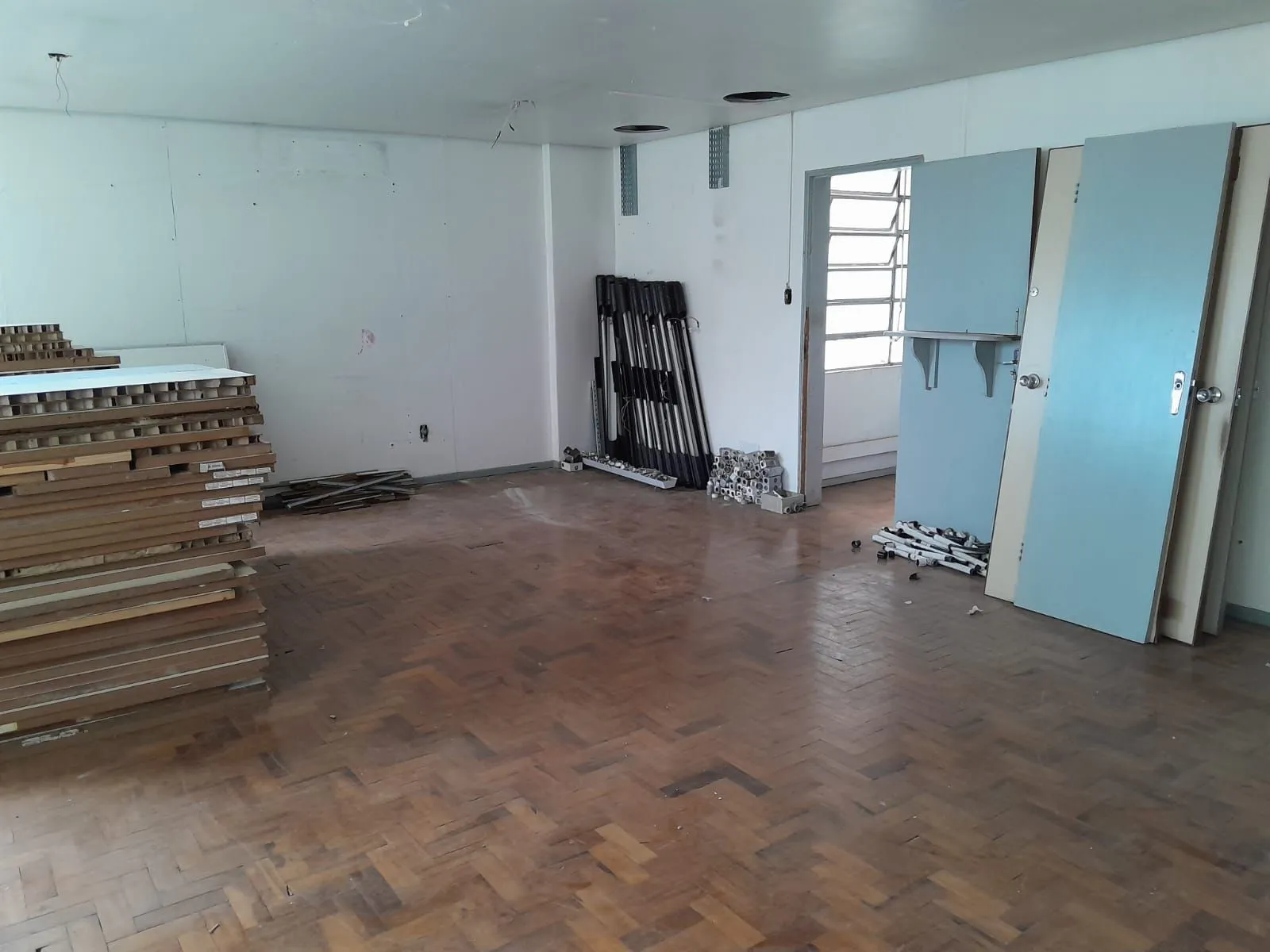Imagem Salas com meio andar,para empresas ou órgãos públicos com 262,41m2 ,Centro