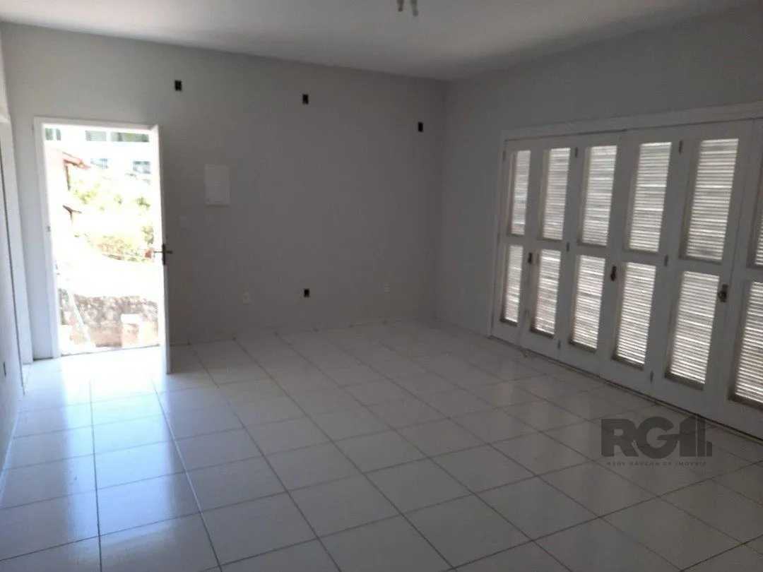 Imagem Oportunidade Imperdível: Prédio com 4 Apartamentos, Pátio e 2 Vagas de Garagem