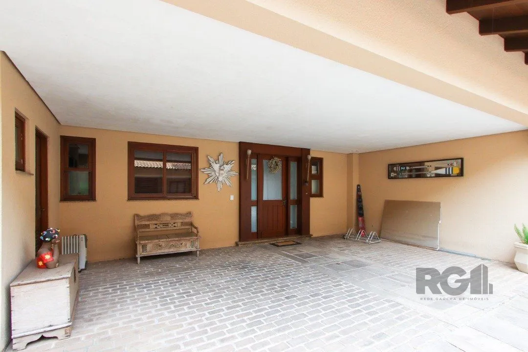 Imagem Casa com 327m² de área privativa, oferecendo 3 dormitórios, sendo 3 suítes