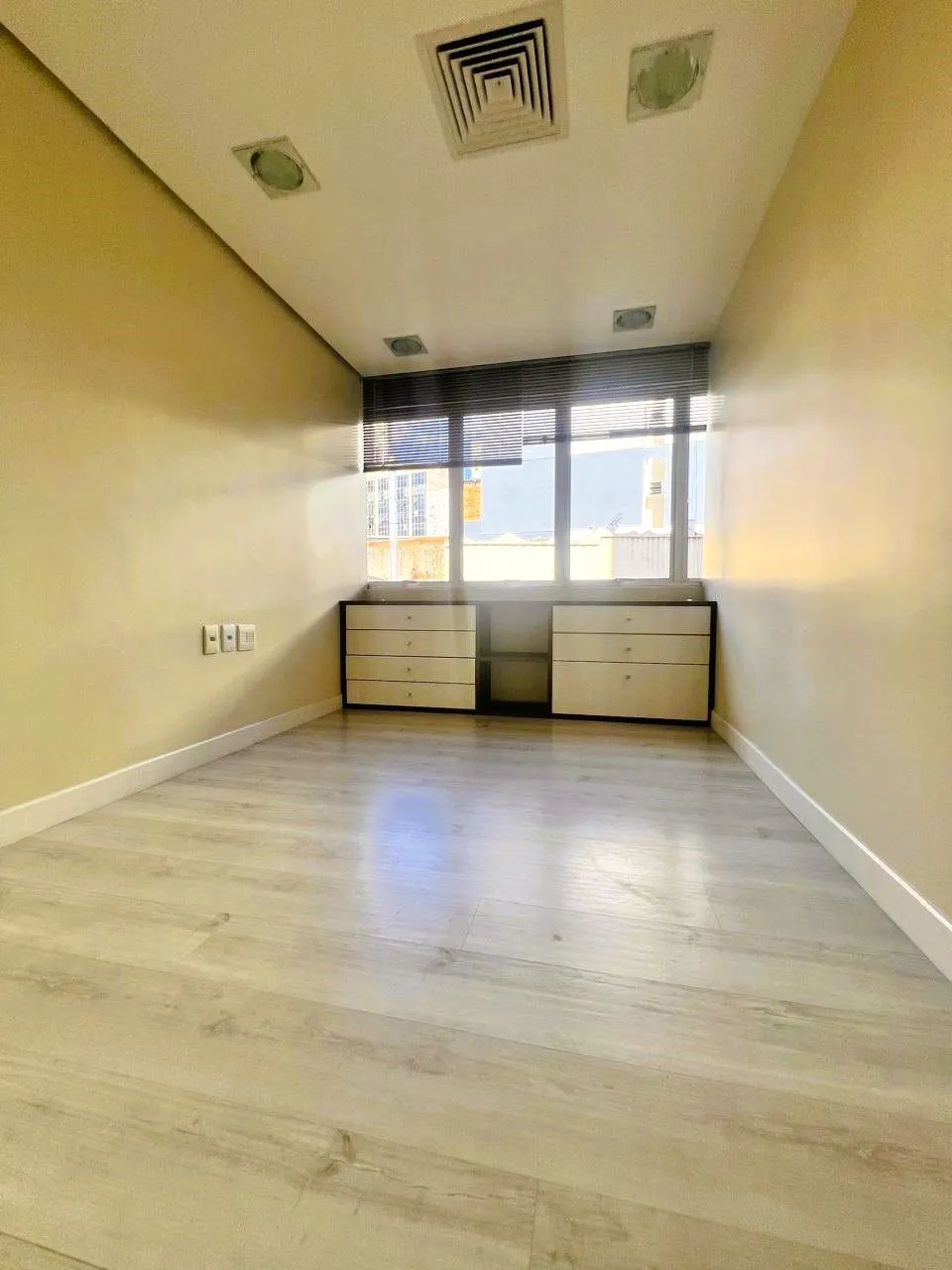 Imagem SALA COMERCIAL SEMIMOBILIADA COM VAGA, PARA VENDA OU LOCAÇÃO NO BAIRRO CENTRO HOSTÓRICO!