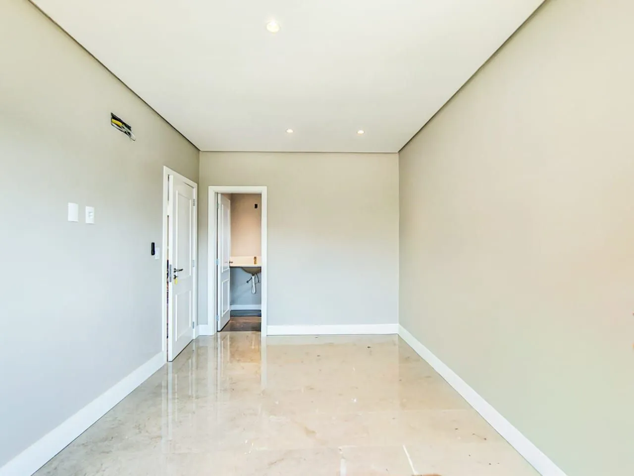 Imagem Casa mobiliada em condomínio Alphaville com 4 suítes, área verde nos fundos e piscina