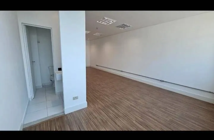 Imagem Conjunto de Salas Comerciais com Vista Panorâmica em Alphaville - 160m², 5 Banheiros e 3 Vagas Cobertas