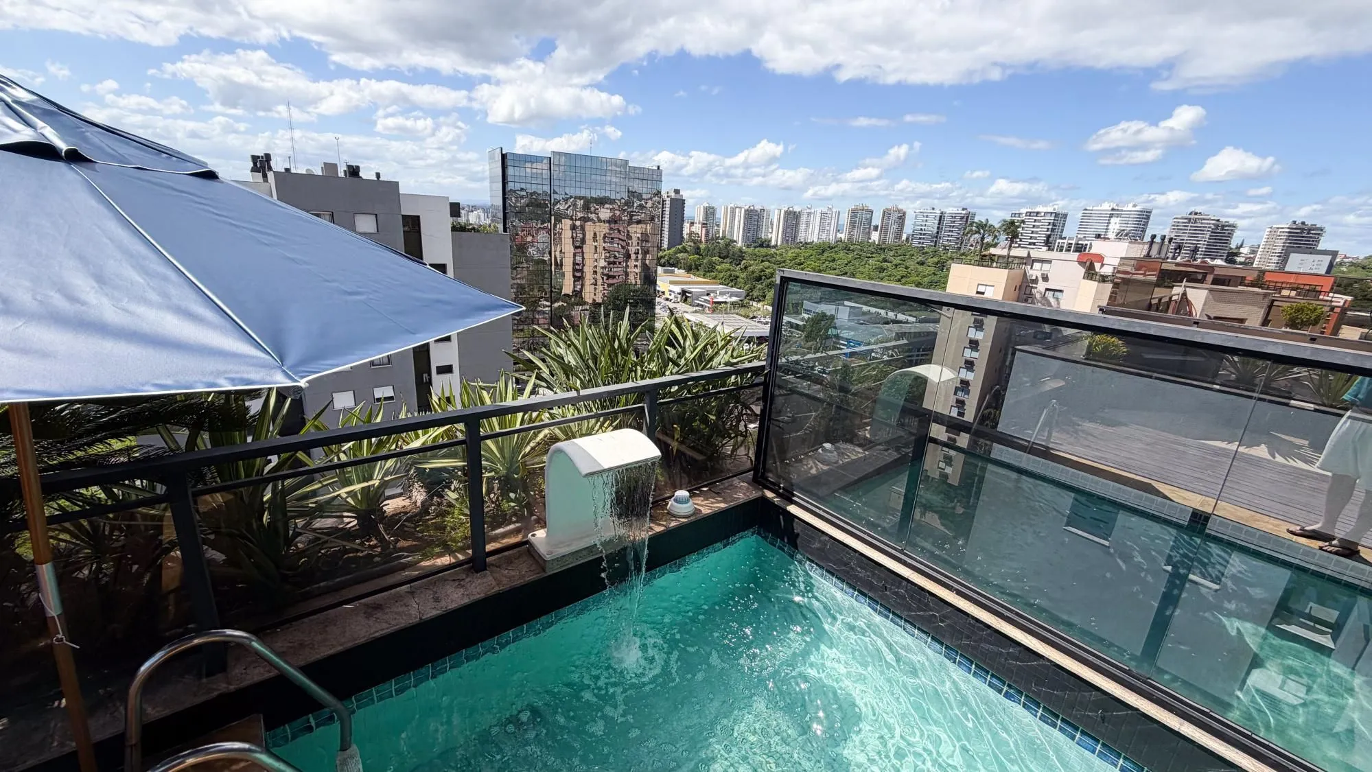 Imagem Vende-se linda cobertura com 3 quartos (1 suíte), 209m², 2 vagas e piscina - Três Figueiras