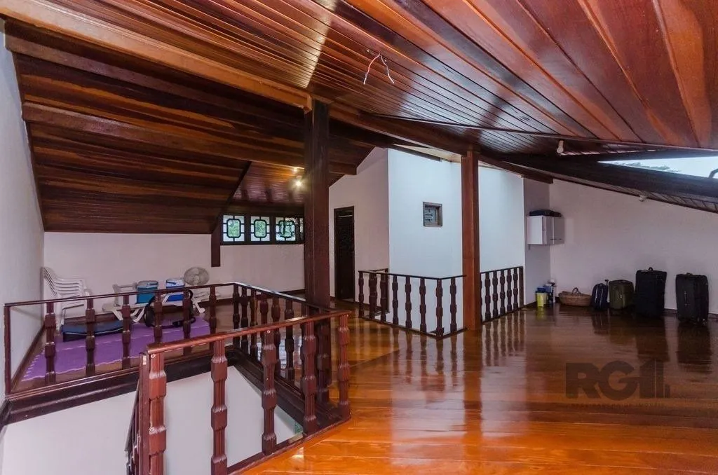 Imagem Excelente casa de 379m² com 3 dormitórios, piscina e 4 vagas.