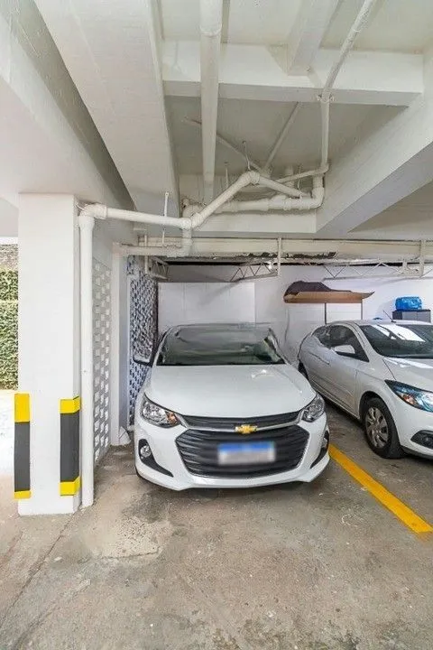 Imagem Formidável apartamento com 3 dormitórios (2 deles são suíte), peças amplas e bem iluminadas, banheiro auxiliar e cozinha com área de serviço separada. Dispõe de uma vaga de garagem coberta. Edifício com elevador e sistema de segurança por câmeras.