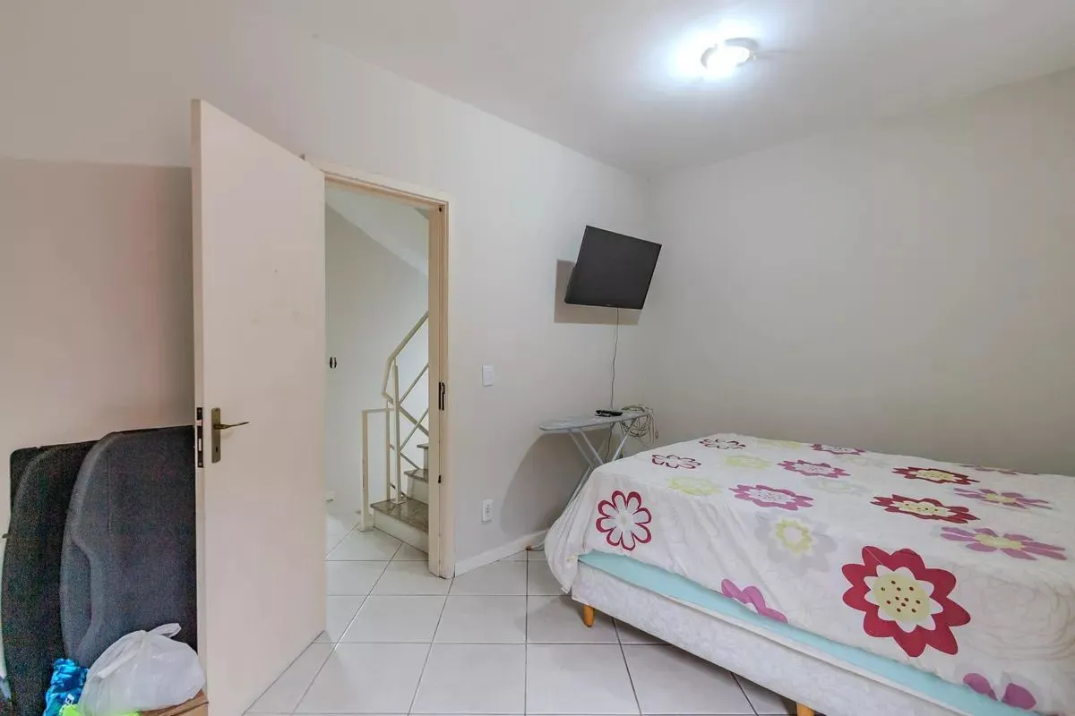 Imagem Casa de condomínio, 3 dormitórios, 1 suíte e 2 vagas cobertas no bairro Teresópolis.