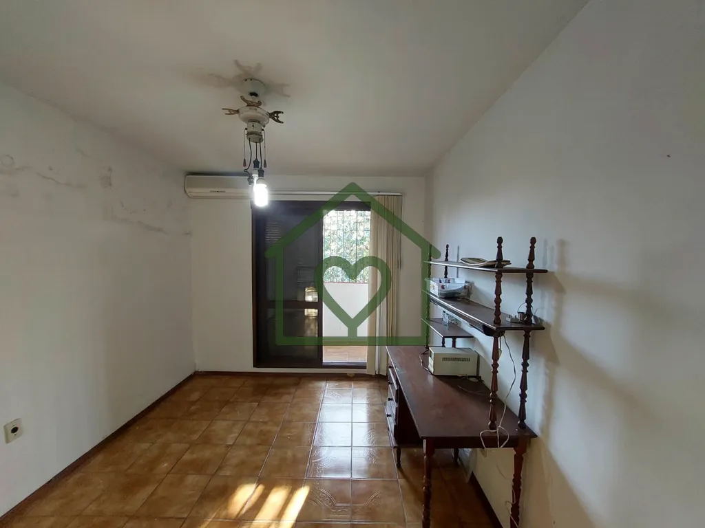 Imagem Casa à venda no bairro Rio Branco, Porto Alegre, com 176,33 m2 de área construída em terreno de 1...