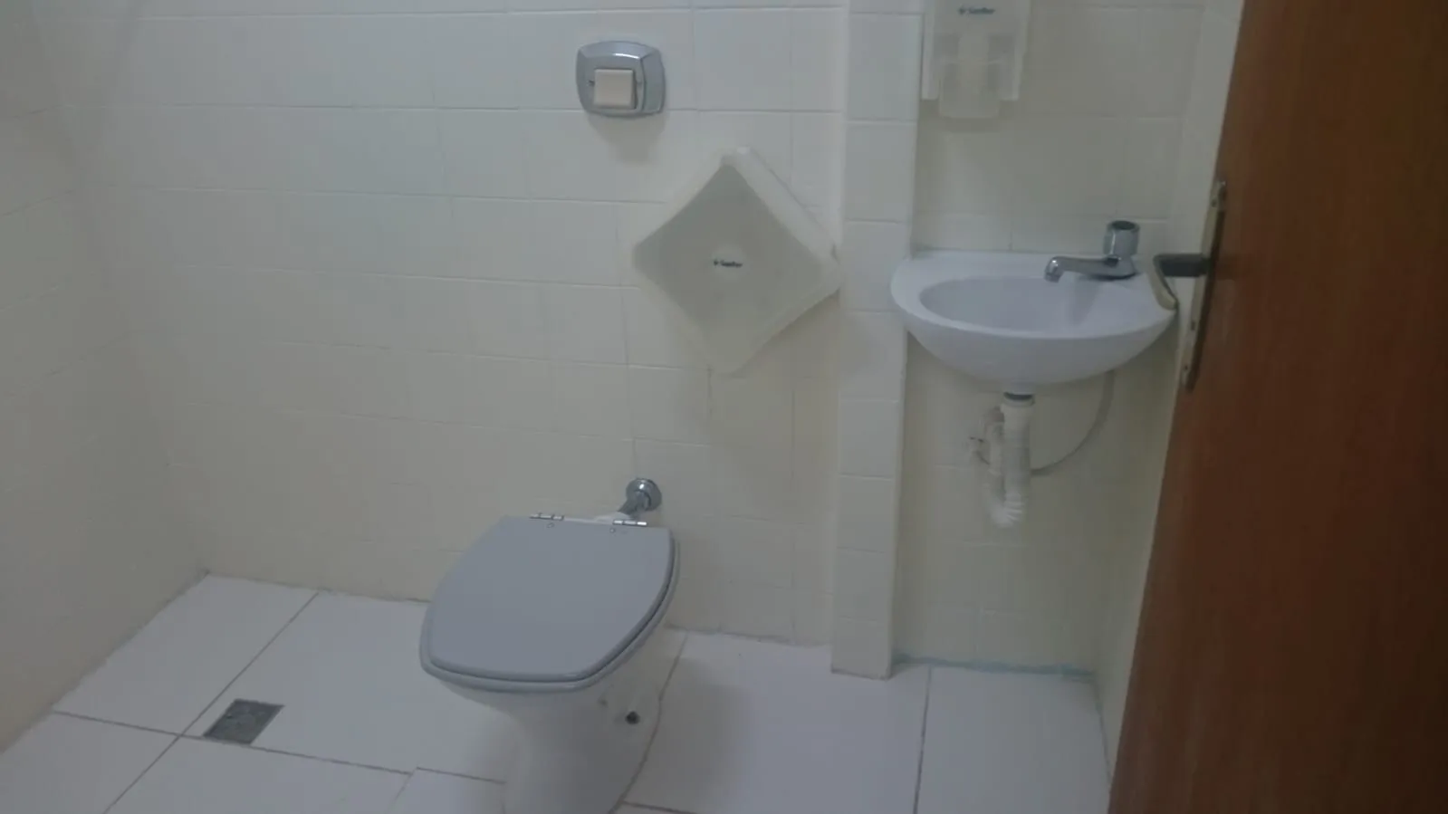 Imagem Imóvel Comercial de Esquina no Campolim - 9 Salas, 2 Recepções e Estacionamento