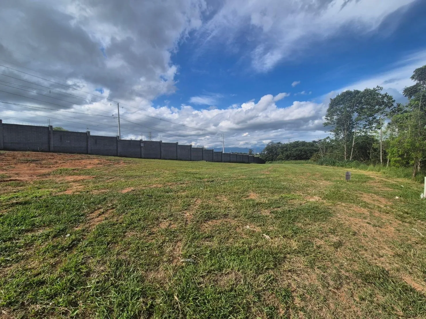 Imagem Terreno de 1219m² no Condomínio Colonial Village 2, ao Lado da Área Verde, em Localização Privilegiada!