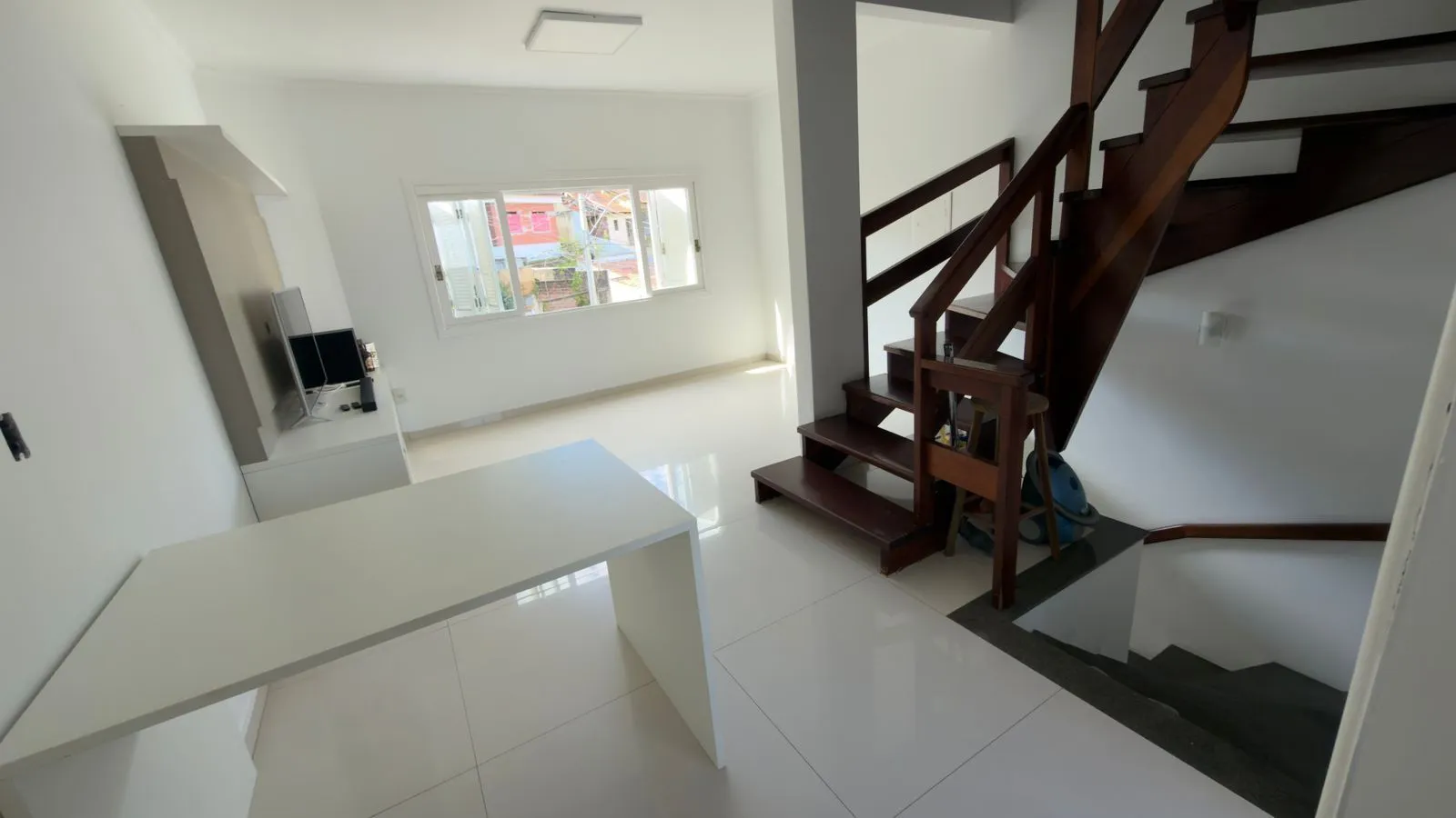 Casa com 02 quartos e 02 vagas no Bairro Jardim Itu em Porto Alegre