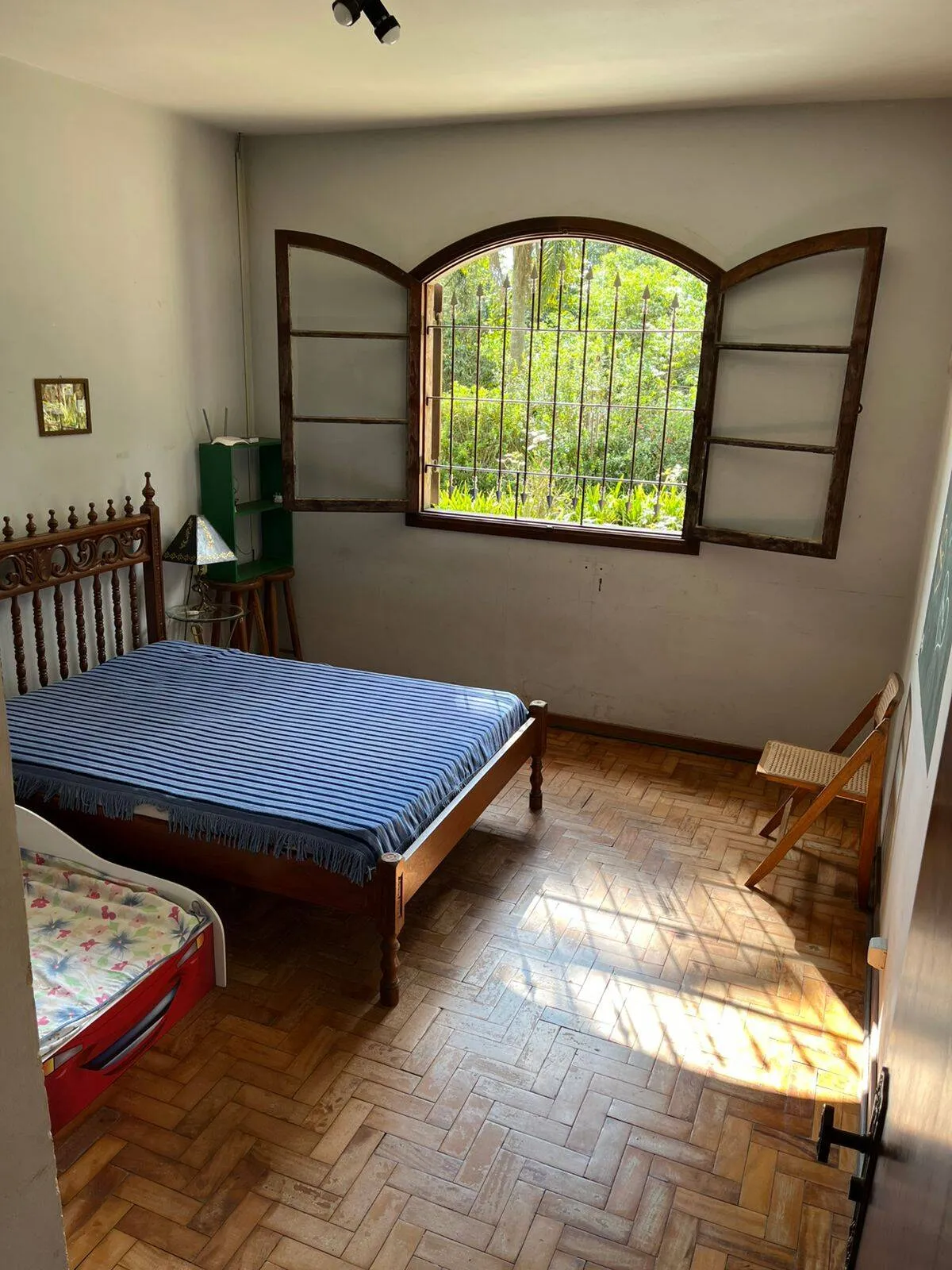 Imagem Chácara Com Casa Principal, Edícula e Galpão Industrial no mesmo Terreno.