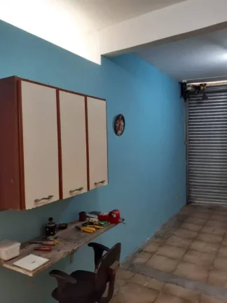 Imagem Casa térrea com 6 metros de frente por 30 metros da frente aos fundos, em lage e telhado, com piso ...