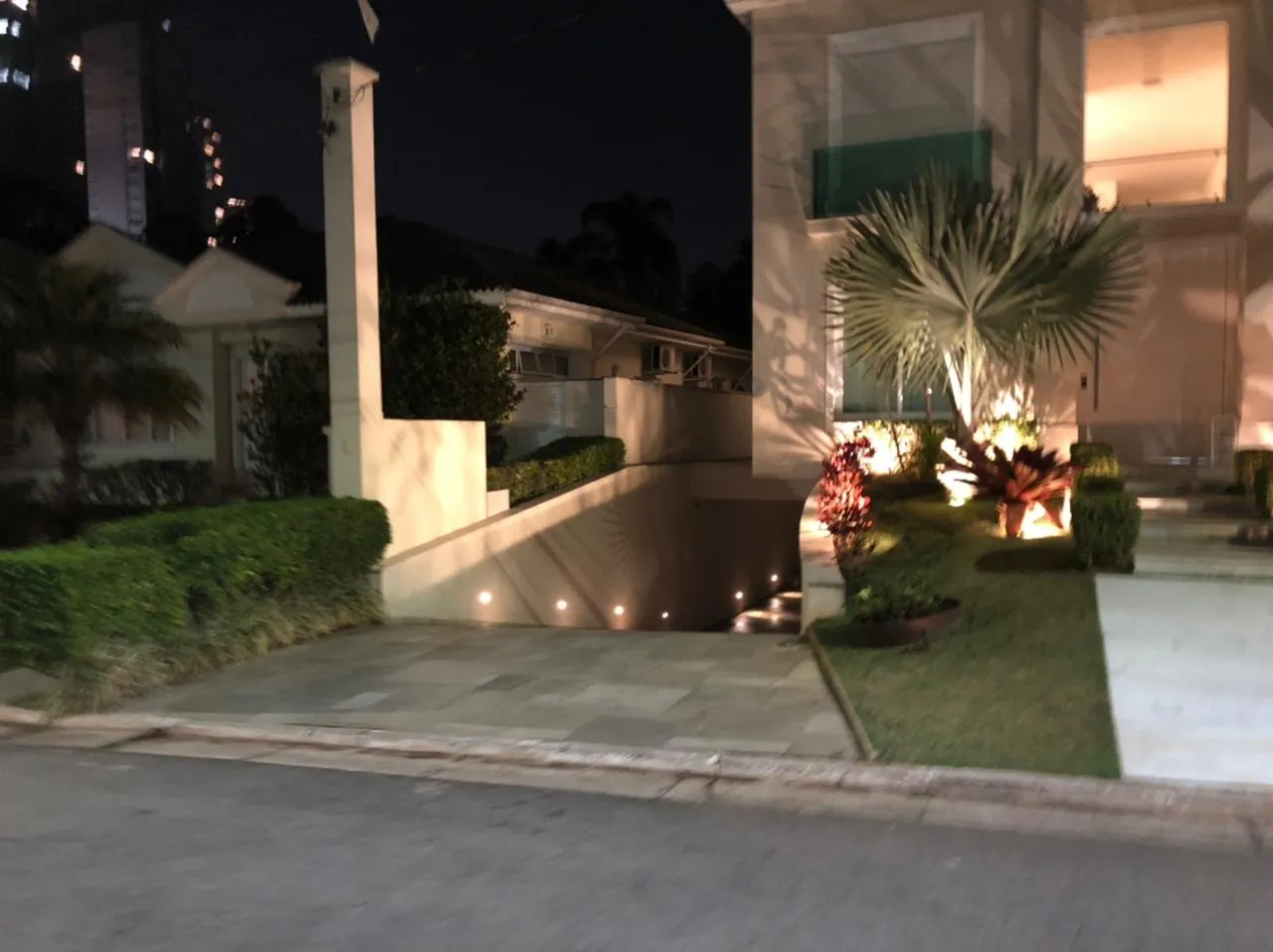 Imagem Casa 4 suítes MOBILIADA e decorada para locação e ou venda