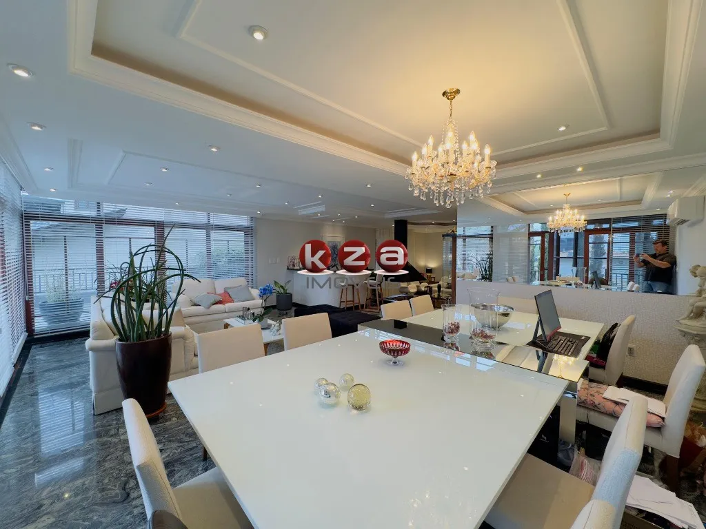 Imagem Casa de luxo a venda no Condomínio Reserva Colonial em Valinhos: 3 suítes + 1, 4 salas e amplo espaço gourmet com piscina.