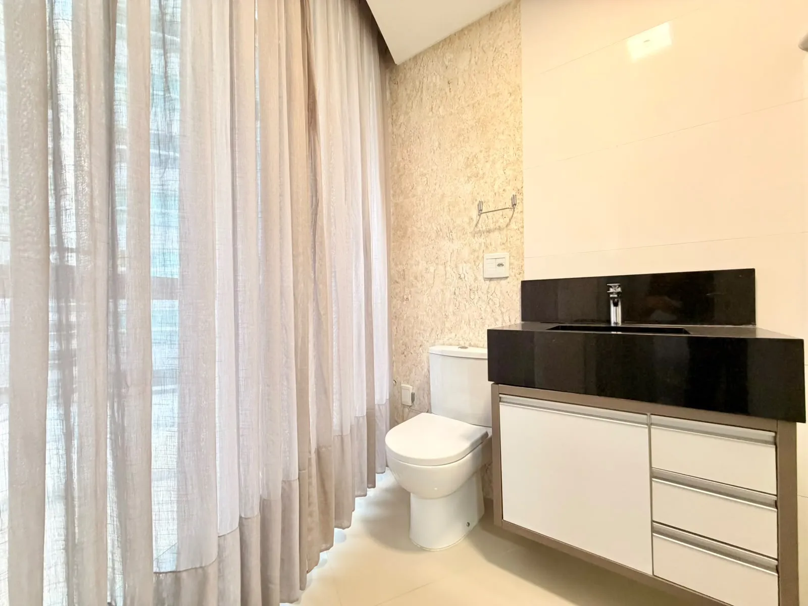 Imagem Apartamento com vista para o mar à venda com 220m2 por R$ 3.900.000,00