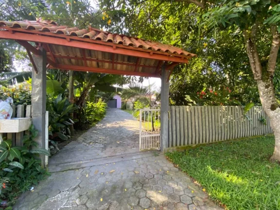 Imagem CASA COM AMPLO TERRENO, 3 QUARTOS, CENTRO