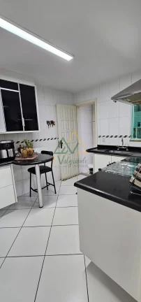Imagem Sobrado com Ático em Condomínio à venda no Bacacheri Curitiba PR