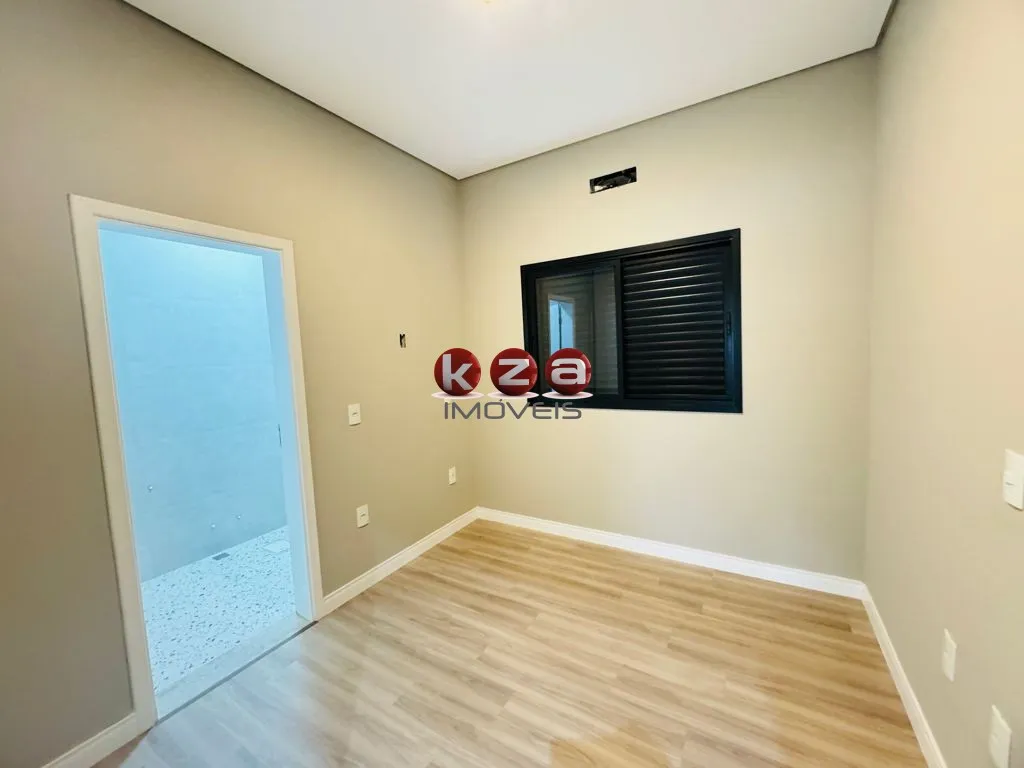 Imagem Casa de luxo a venda no Condomínio Portal do Jequitibá em Valinhos-SP: 3 quartos, 3 suítes, 2 salas, 4 banheiros, 2 vagas, 157m².