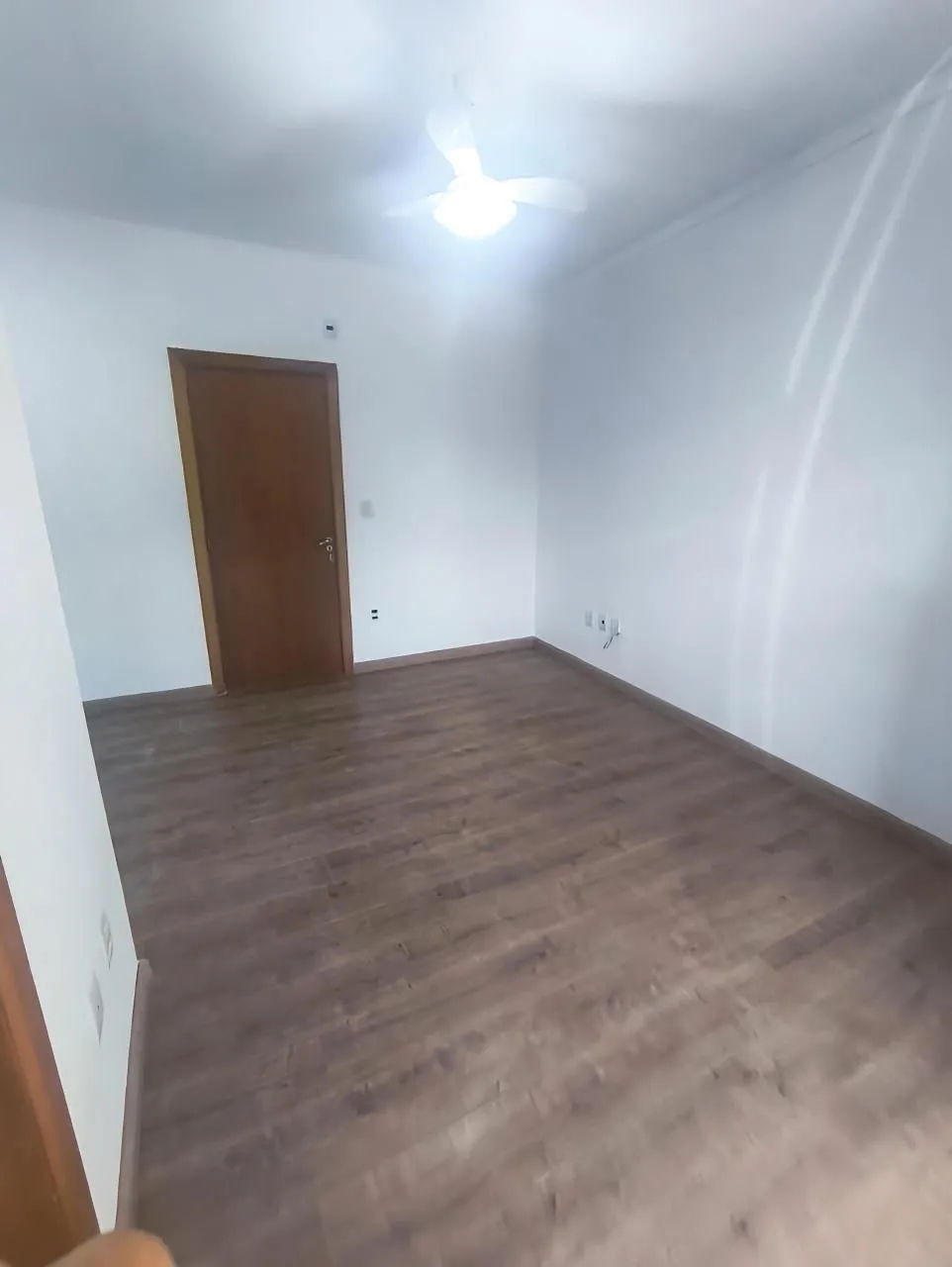 Imagem Casa de 3 dormitórios á venda no Bairro Guarujá - Porto Alegre