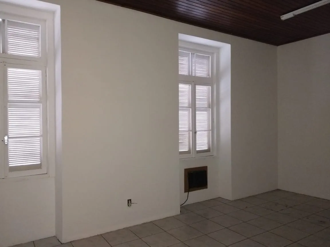 Imagem Prédio comercial bem localizado, composto por duas amplas lojas, cada uma com aproximadamente 200 m...