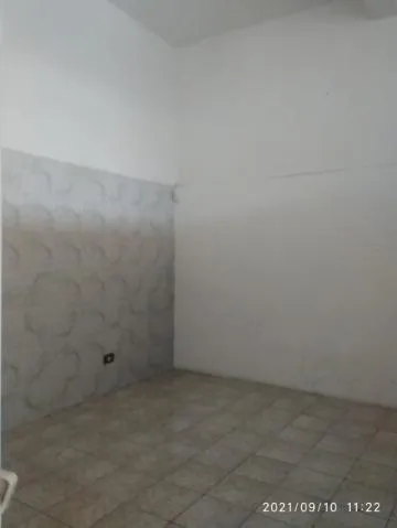 Imagem LOCAÇÃO DE SALÃO TÉRREO NO JARDIM RINCÃO, EM ARUJÁ/SP, 100m² com pé direito de 3,65m, divisórias, 2 toaletes e estacionamento. CONSULTE-NOS.
