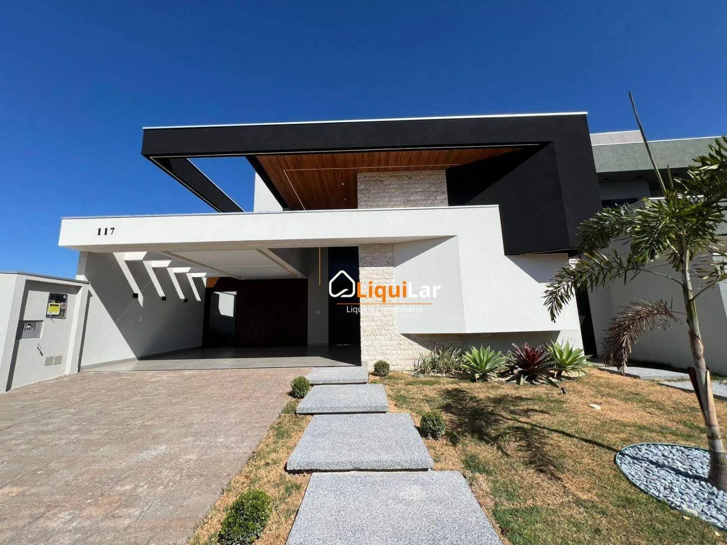 Imagem Casa de Alto Padrão com 3 Suítes, Piscina e Energia Fotovoltaica em Condomínio Fechado