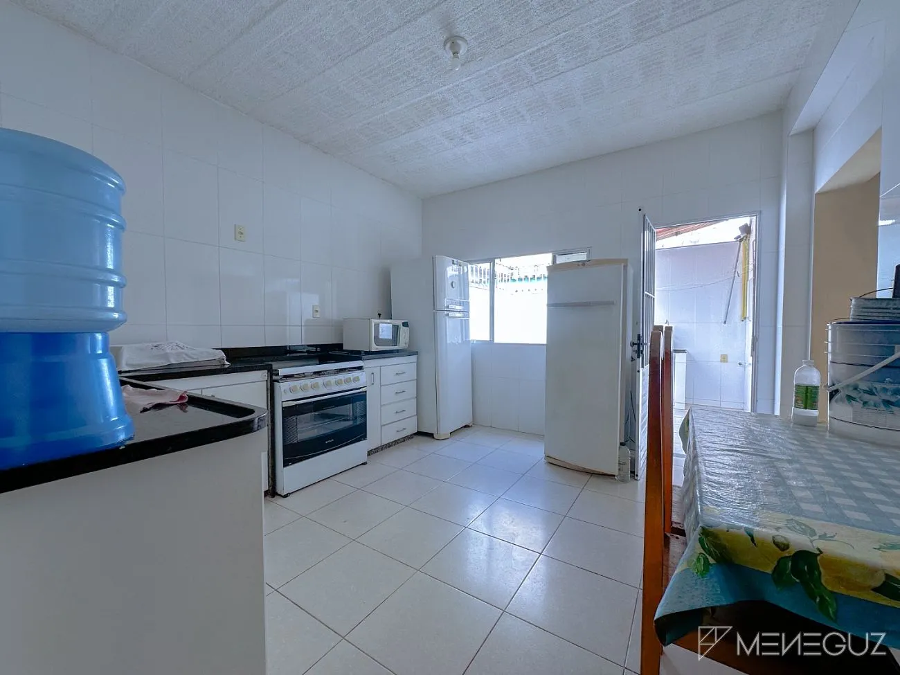 Imagem Casa na Av. Copacabana - Praia do Morro | 4 quartos (suíte) + casa 2 quartos nos fundos | 360 m² de terreno | 6 vagas