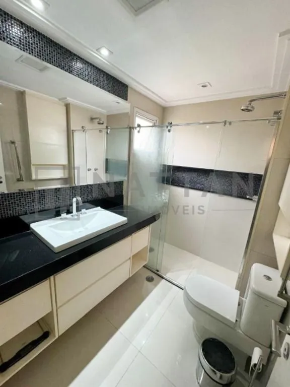 Imagem Apartamento com 3 suítes e 242 m², closet na suíte master, lavabo e 4 vagas de garagem