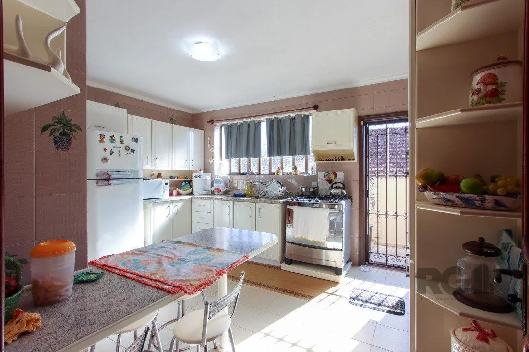 Imagem Casa a venda com 03 dormitórios, living 03 ambientes com vista para o Rio.