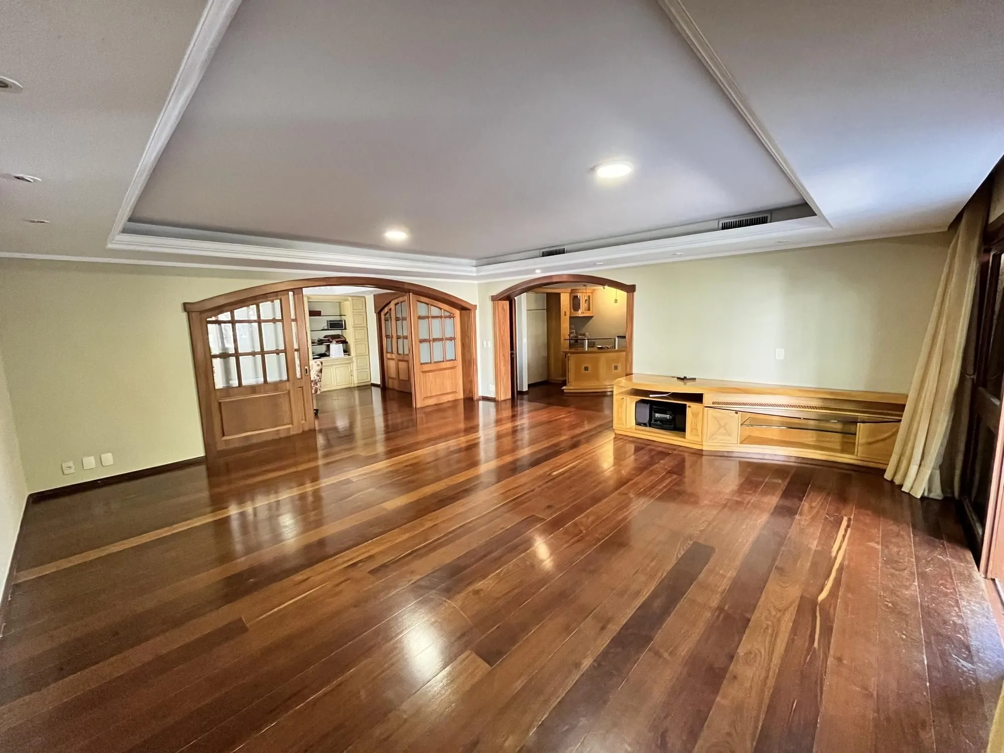 Imagem Apartamento de 4 quartos, suíte, amplo closet, dependência e 2 vagas de garagem
