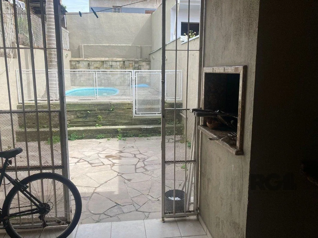 Imagem CASA | 2 DORMITÓRIOS | 1 SUÍTE | 2 VAGAS | PISCINA | SACADA | BAIRRO HÍPICA | ZONA SUL