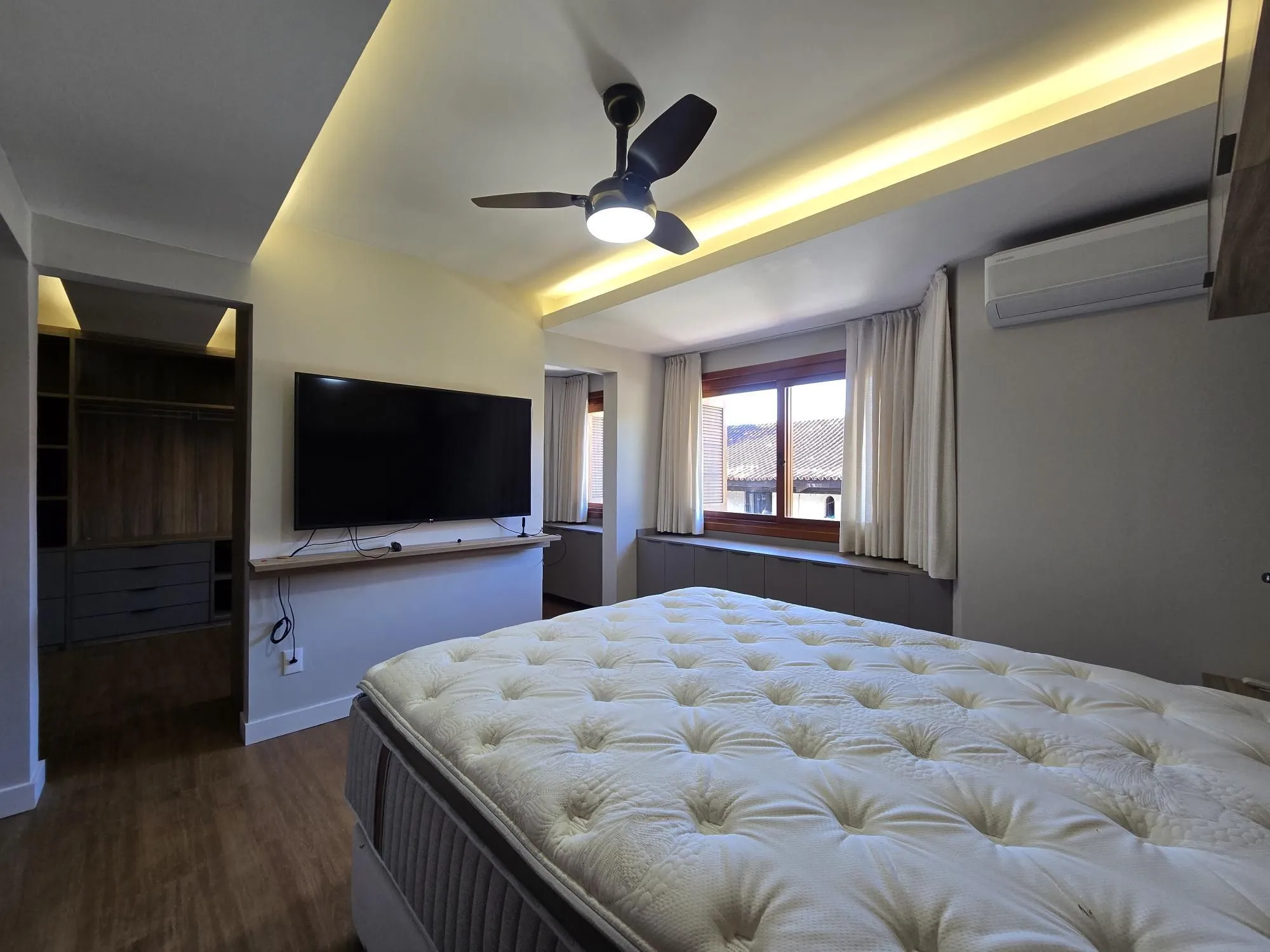 Imagem Casa em Condomínio 4 dorms à venda Avenida Taquary, Cristal - Porto Alegre