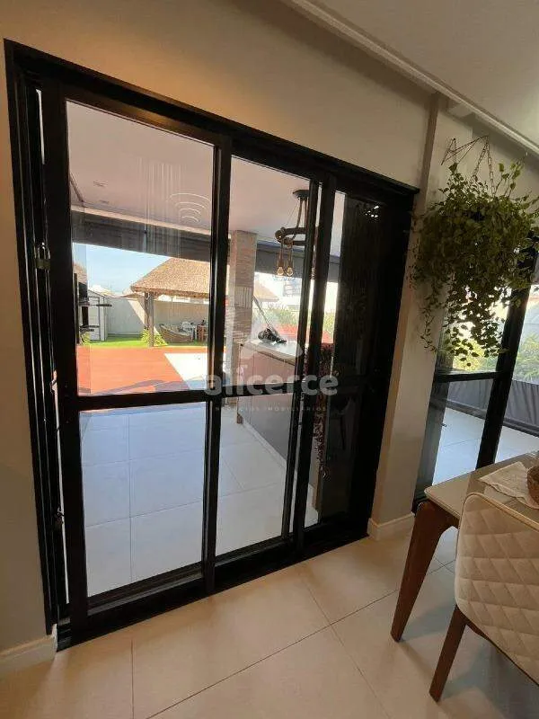 Imagem Casa Alto Padrão à Venda - 3 Dormitórios I 1 Suíte I 200m da Praia I Mobiliada - na Pinheira, Palhoça -S.C.