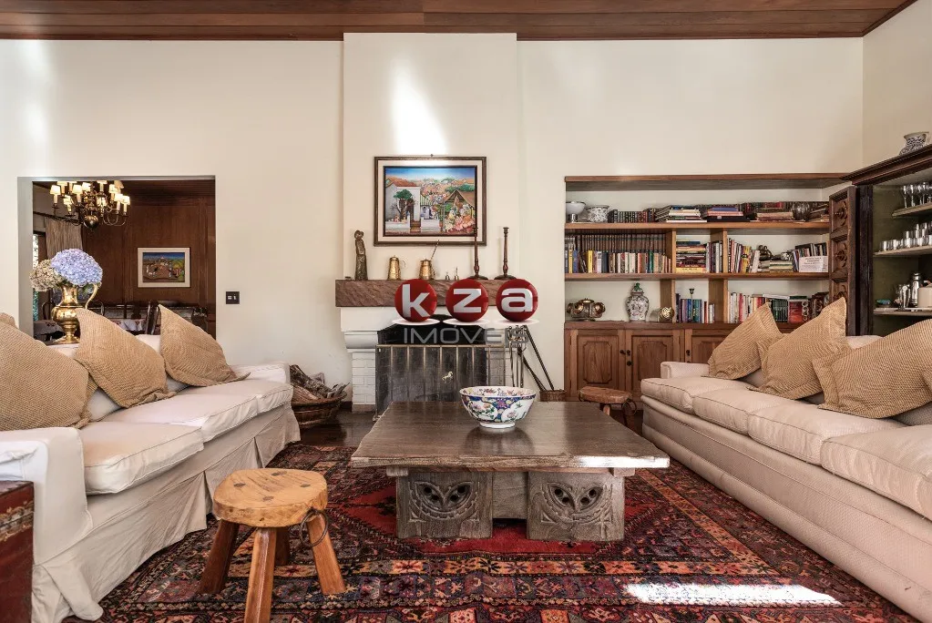 Imagem Imóvel de luxo à venda em Campos do Jordão-SP: Casa com 6 quartos, 4 suítes, 3 salas e 8 banheiros no bairro Toriba