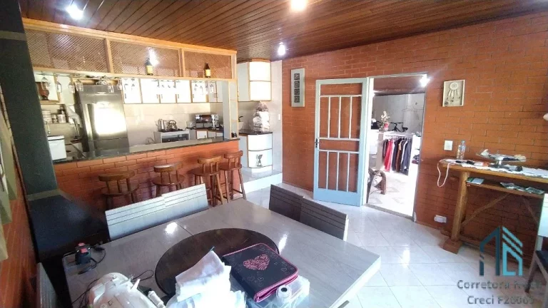 Imagem (PERMUTA) Casa a venda Semi mobiliada, 03 quartos, 04 vagas, churrasqueira no Boqueirão em Curitiba PR