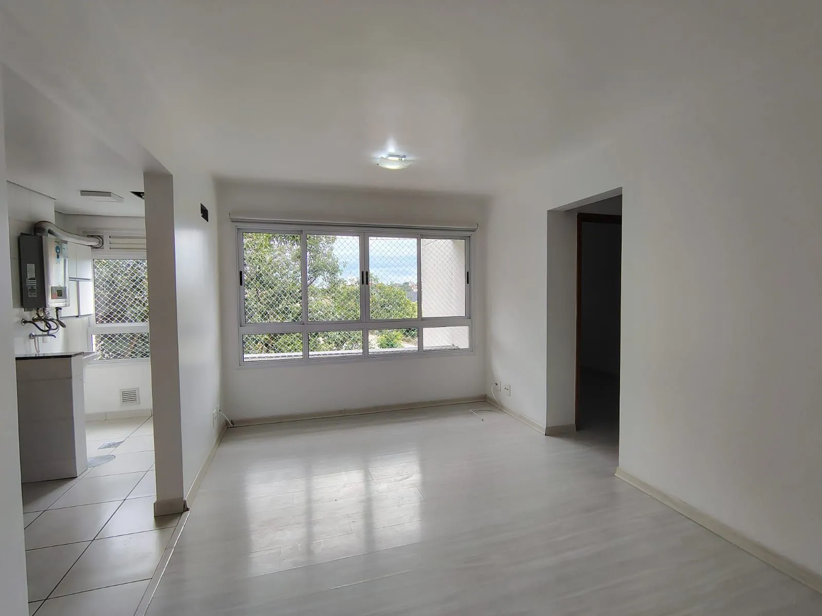 Imagem Apartamento de 2 dormitórios, living, cozinha planejada, área de serviço, banheiro social e 1 vaga de garagem escriturada.